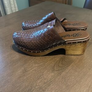 Size 9 Crosby Brown Leather Brighton Clogs